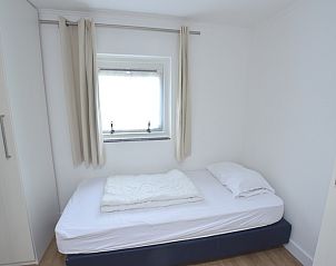 Gemtliches Schlafzimmer im Ferienhaus De Parel 282, De Dennen, Texel mit Einzelbett und viel Licht.