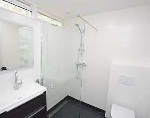 Modernes Badezimmer im Ferienhaus de Parel 282, De Dennen, Texel mit begehbarer Dusche und stilvoller Einrichtung.