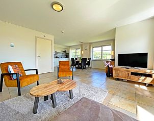 Open leefruimte in Appartement Bos en Duin 43, De Dennen, Texel met eet- en zithoek voor een ontspannen verblijf.