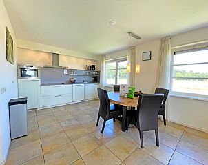 Moderne keuken in Appartement Bos en Duin 43, De Dennen, Texel met alle benodigdheden voor een comfortabel verblijf.