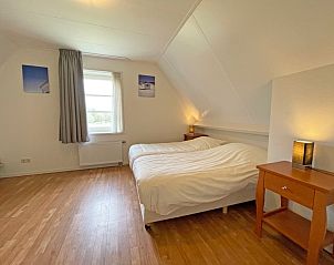 Slaapkamer in Appartement Bos en Duin 43, Texel met twee eenpersoonsbedden en een rustige sfeer.