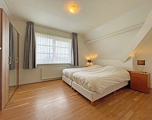Ruime tweepersoonsslaapkamer in Appartement Bos en Duin 43, De Dennen, Texel met veel natuurlijk licht.