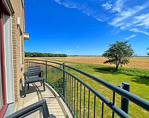 Balkon van Appartement Bos en Duin 43, De Dennen, Texel met prachtig uitzicht op de omliggende natuur.