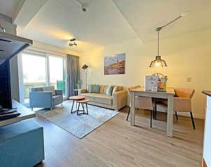 Stijlvolle woonruimte van Appartement Bos en Duin 14, De Dennen, Texel met moderne inrichting en eethoek.