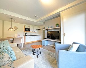 Open keuken en woonkamer in Appartement Bos en Duin 14, De Dennen, Texel met moderne voorzieningen.