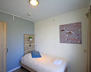 Knusse eenpersoonskamer in Appartement Bos en Duin 14, De Dennen, Texel met modern interieur.