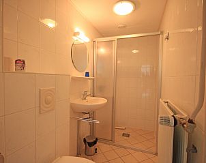 Moderne badkamer in Appartement Bos en Duin 14, De Dennen, Texel met douche en wastafel.