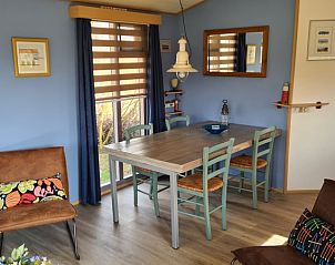 Vakantiepark De Bremakker - Ta Lme - Akkerveld 30, gezellige eethoek in vakantiehuis De Dennen, Texel, Waddeneilanden.