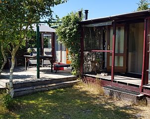 Vakantiepark De Bremakker - Ta Lme - Akkerveld 30, terras met tuinmeubilair bij vakantiehuis in De Dennen, Texel, Waddeneilanden.
