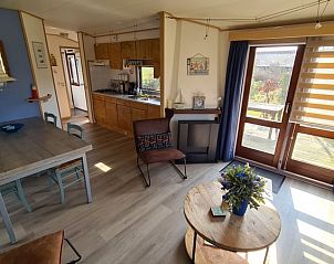 Vakantiepark De Bremakker - Ta Lme - Akkerveld 30, ruime woonkamer met toegang tot terras in De Dennen, Texel, Waddeneilanden.