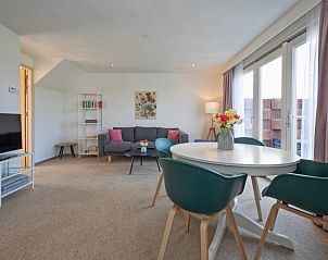 Modernes Wohnzimmer und Essbereich im Huisje 6, Ferienhaus in De Dennen, Texel.