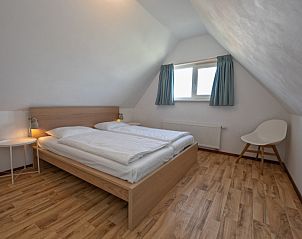 Gemtliches Mansardenzimmer mit Doppelbett in Cottage 6, De Dennen, Texel.