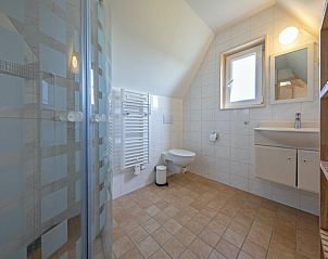 Zweites Badezimmer mit moderner Ausstattung in Cottage 6, De Dennen, Texel.