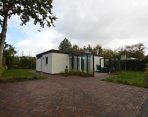 Ferienhaus de Parel 194 in De Dennen, Texel mit sonniger Terrasse und grner Umgebung.