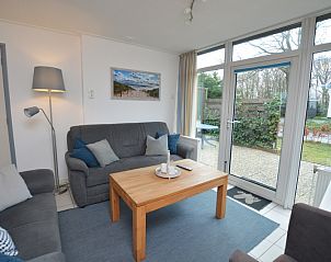 Gemtliche Sitzecke im Holiday home de Parel 194, De Dennen, Texel mit Blick auf den Garten.