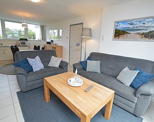 Offene Kche und Wohnzimmer im Ferienhaus de Parel 194, De Dennen, Texel fr ein gemtliches Gefhl.