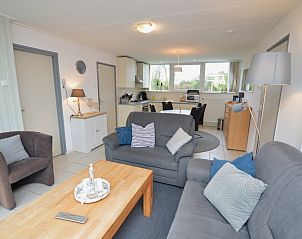 Gerumiger Wohn- und Essbereich im Ferienhaus de Parel 194, De Dennen, Texel mit moderner Einrichtung.