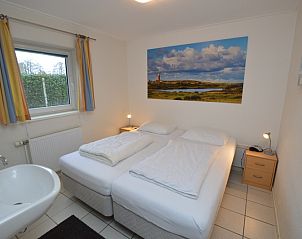 Schlafzimmer mit Doppelbett im Ferienhaus de Parel 194, De Dennen, Texel fr hchsten Komfort.