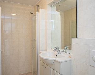 Fresh bathroom in Apartment Bos en Duin 28, De Dennen, Texel, with modern shower and sink for optimal comfort.