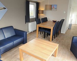 Gerumiges Wohnzimmer im Villetta Ferienhaus fr 6 Personen, De Dennen, Texel, mit Essecke.