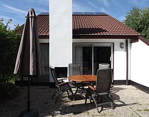 Gerumige Terrasse mit Sitzgelegenheit im Ferienhaus Gortersmient 246, gelegen in der schnen Landschaft von De Dennen, Texel.