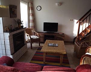 Gemtliches Wohnzimmer im Ferienhaus Gortersmient 246, De Dennen, Texel. Komfortable Sitzecke mit Kamin fr gemtliche Abende.