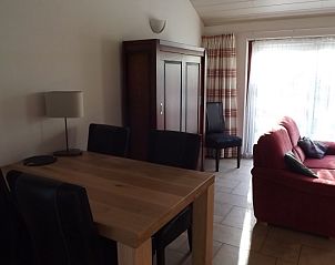 Helles Esszimmer im Ferienhaus Gortersmient 246, De Dennen, Texel. Genieen Sie die grozgige Raumaufteilung und das natrliche Licht.