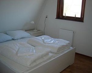 Schlafzimmer im Ferienhaus Gortersmient 338, De Dennen, Texel, mit einem gerumigen Doppelbett fr einen erholsamen Schlaf.