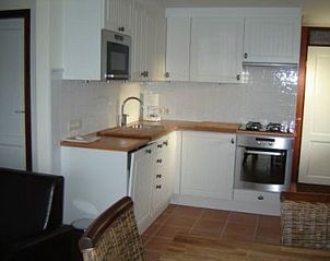 Die moderne Kche des Ferienhauses Gortersmient 338 in De Dennen, Texel, ist mit allen Annehmlichkeiten fr einen komfortablen Aufenthalt ausgestattet.