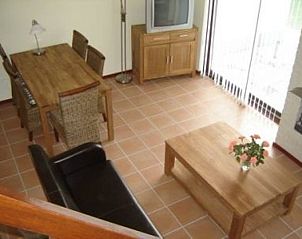 Gerumiges Wohnzimmer im Ferienhaus Gortersmient 338, De Dennen, Texel, mit Ess- und Sitzecke fr gemtliche Abende.