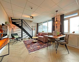 Gezellige woonkamer in Appartement Bos en Duin 26, De Dennen, Texel met moderne inrichting en veel lichtinval.