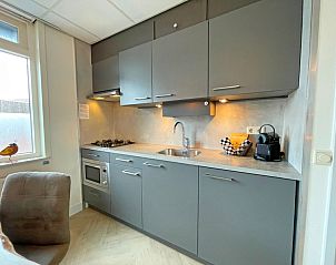Volledig uitgeruste keuken in Appartement Bos en Duin 26, De Dennen, Texel met strakke afwerking.