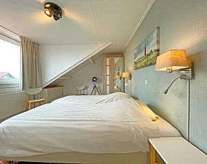 Lichte slaapkamer in Appartement Bos en Duin 26, De Dennen, Texel met comfortabel bed en moderne inrichting.