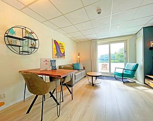 Stijlvolle zitruimte in Appartement Bos en Duin 17, De Dennen, Texel met modern interieur.