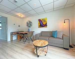 Comfortabele zithoek in Appartement Bos en Duin 17, De Dennen, Texel met warme verlichting.