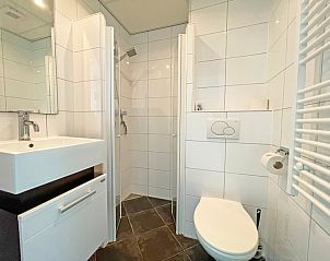Stijlvolle badkamer in Appartement Bos en Duin 17, De Dennen, Texel met douche en wastafel.