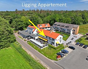 Luchtfoto van Appartement Bos en Duin 17, De Dennen, Texel omgeven door groen.