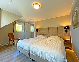 Stylish bathroom in Apartment Bos en Duin 22, De Dennen, Texel with shower and modern amenities.