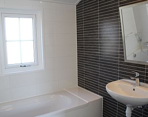 Villetta disabled bathroom with bathtub and sink, Texel vacation home.