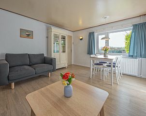Gezellige woonkamer van Swalefie vakantiewoning in De Dennen, Texel met uitzicht op de natuur.