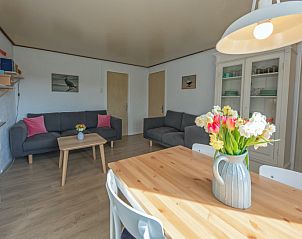 Eetkamer met bloemen in Swalefie vakantiehuis, De Dennen, Texel, ideaal voor familieverblijven.