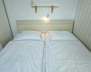 Comfortabele slaapkamer met tweepersoonsbed in Swalefie vakantiehuis, De Dennen, Texel.