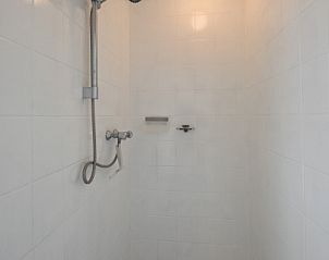 Ruime douche in Swalefie vakantiehuis, De Dennen, Texel, voor een ontspannen verblijf.