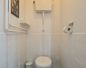 Netjes ingerichte badkamer met toilet in Swalefie vakantiewoning, De Dennen, Texel.