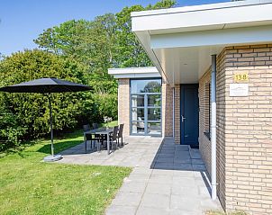 Charming vacation home in Bungalowpark Verste Coogh - Hermelijn, Texel with terrace surrounded by nature.