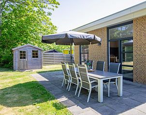 Verste Coogh - Ermine on Texel: Cozy terrace with dining table in the garden of the vacation home.