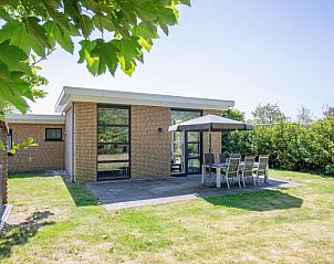 Bungalowpark Verste Coogh - Hermelijn, Texel: Spacious terrace with garden view in De Dennen.