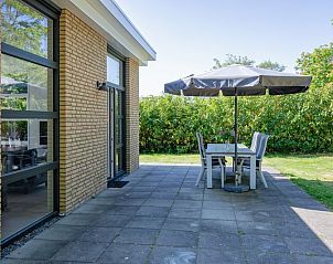 Verste Coogh - Hermelijn, Texel: Holiday home with modern terrace and green garden in De Dennen.