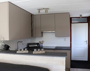 Moderne keuken in Vakantiehuis Gortersmient 216, De Dennen, Texel met strakke kastjes en stijlvolle inrichting.