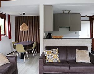 Open keuken en woonkamer in Vakantiehuis Gortersmient 216, De Dennen, Texel met gezellige zithoek.